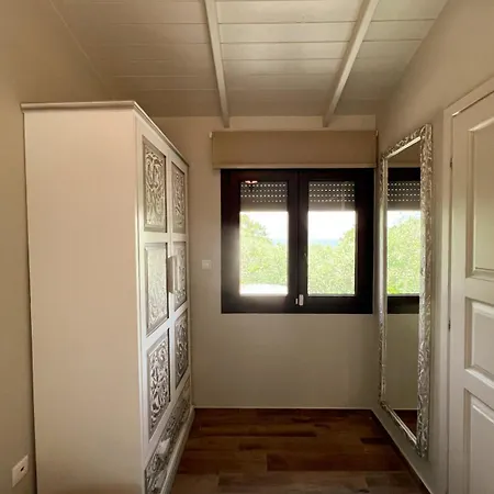 Millstone Summerhouse * Пахис